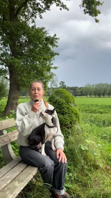 Voelen en ons zenuwstelsel
Dit heeft meer met elkaar te maken dan je denkt. We komen er ook steeds meer achter hoeveel er door wordt aangestuurd. En daar valt kunnen voelen dus ook onder.

In deze video leg ik je uit hoe iedere overlevingsmodus een ander lichaamsbewustzijn kan geven. Zo voelen we het meest wanneer we ons ‘veilig’ voelen. En wanneer we in de spaarstand van het lichaam staan, het minst.

Een interessant inzicht over waarom je je soms zo moe kunt voelen na een ‘ontspannen’ yogasessie: je fight/flight-modus zorgt ervoor dat je jouw moeheid niet goed kunt waarnemen. Waardoor we ons in rust en herstel ineens zo ‘uitgeblust’ kunnen voelen. Er is dan weer vermogen om dit te kunnen voelen.

Interessant hè? Dit heeft mij veel inzicht gegeven, als mens maar ook in hoe ik yoga geef. Zo richt ik mijn lessen op het herstellen van lichaamsbewustzijn. Maar pas dus ook mijn instructies aan. Zo zeg ik nooit: ‘Voel dit’ of ‘voel dat’. Want het kan best zo zijn dat er cursisten zijn die dat op dat moment niet kunnen.

Weet dat je niet raar bent als je moeite hebt met voelen. Dit is heel menselijk! En het fijne is: het vermogen om te kunnen voelen, is te herstellen. Bijvoorbeeld met (trauma-bewuste) yoga.