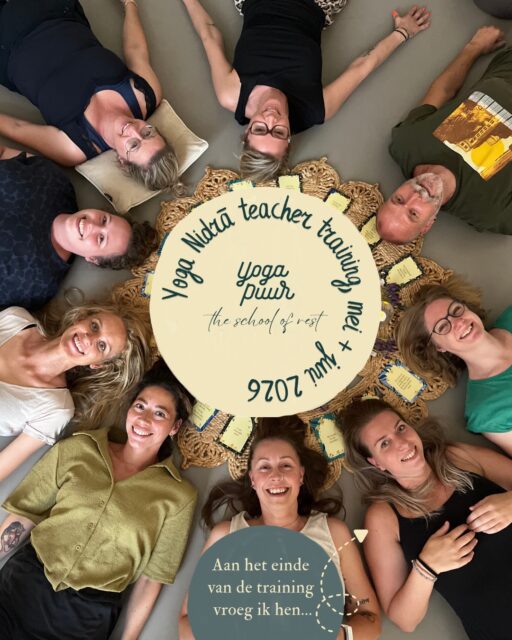 Zaterdag 27 juni sloten we de Yoga Nidra Teacher Training af ❤️

Het laatste weekend was bijzonder, zeker omdat we met bijzondere weersomstandigheden te maken hadden. Hierdoor heeft alles even wat langer mogen landen. Maar ik deel graag over deze mooie reis die ik weer mocht maken met deze derde groep fijne mensen. Wat was het weer een feestje!

Dit keer was het niet alleen een training waarin kennis en vaardigheden werden verdiept, maar waarin ook persoonlijke groei, vertrouwen en verbinding mochten ontstaan.

Ik vroeg de deelnemers (zoals altijd) hoe zij de training hebben ervaren, wat hen het meest heeft geraakt en wat Yoga Nidrā voor hen in beweging heeft gezet.

Wat terugkwam, raakte me: ✨ de warmte en persoonlijke begeleiding ✨ de ruimte om jezelf te ontwikkelen op je eigen tempo ✨ het vertrouwen om je eigen stem en stijl te vinden ✨ ervaren dat er veel vrijheid zit in het begeleiden van Yoga Nidra, juist wanneer je de basis en opbouw goed begrijpt

Voor mij gaat Yoga Nidra niet over het perfect uitvoeren van een script of methode. Het gaat over begrijpen wat je doet, werken vanuit een stevige basis en met aandacht keuzes maken.

Mijn liefde en passie voor Yoga Nidra delen is één van de mooiste dingen die ik mag doen. En als die liefde mag doorwerken naar anderen, ontstaat er iets heel bijzonders.

Dankbaar voor deze prachtige groep en alles wat we samen mochten ontdekken! 

Mocht je nu geïnteresseerd zijn in mijn Yoga Nidra Teacher Training? Dit zijn de komende data voor de vierde groep:
* Vrijdag 9 oktober & zaterdag 10 oktober 2026, 09:00 – 17:00 uur
* Vrijdag 6 november & zaterdag 7 november 2026, 09:00 – 17:00 uur

P.S. Er zijn nog 4 plekjes beschikbaar en dit zal de laatste training van 2026 zijn.
 #yogapuurbreda #theschoolofrest #yoganidrathertraining #yoganidra #yogabreda