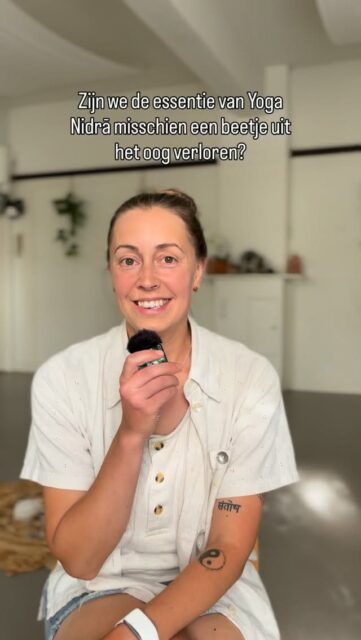 Misschien ligt de kracht van Yoga Nidrā juist in haar eenvoud. ✨

Deze vraag bleef deze zomer bij mij hangen. Ik luisterde naar verschillende Yoga Nidrā’s en merkte hoeveel het in mij raakte.

Binnenkort neem ik hierover een podcastaflevering op. Over de ontwikkeling van Yoga Nidrā in het Westen, wat we toevoegen en wat we misschien onderweg verliezen.

Geen oordeel. Wel een uitnodiging om opnieuw te kijken naar de essentie.

Ik ben benieuwd; hoe kijk jij hiernaar? 

#yoganidra #yoganidrateachertraining #theschoolofrest #yogapuurbreda #yogastudent