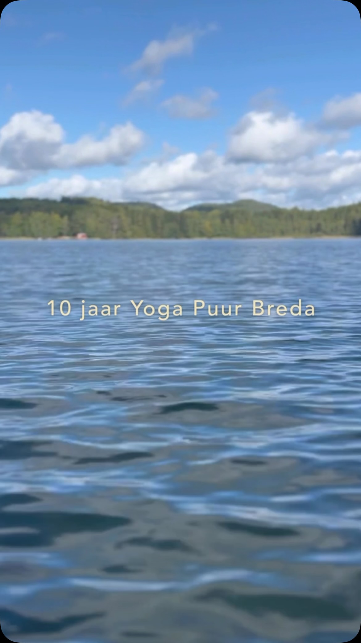 Tien jaar geleden ontstond Yoga Puur Breda.

Als ik terugkijk, denk ik niet als eerste aan de lessen, de opleidingen of de evenementen.

Ik denk vooral aan alle mensen die ik heb mogen ont-moeten.

Mensen van wie ik mocht leren. Mensen die mij hun vertrouwen schonken. Mensen met wie ik een stukje mee mocht wandelen.

Dankjewel dat jij daar, op jouw eigen manier, deel van bent (geweest).

Daar ben ik dankbaar voor ❤️