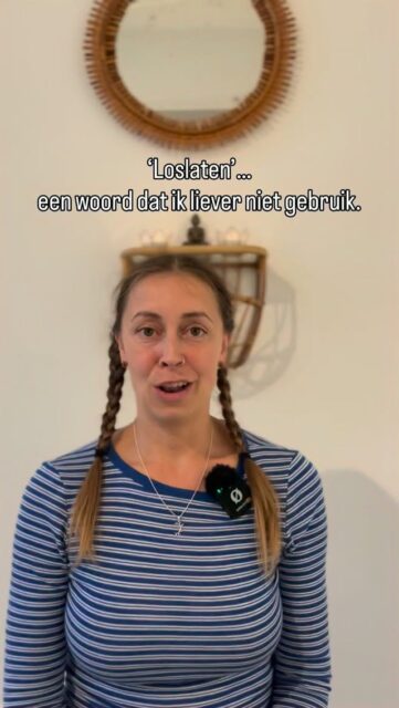Loslaten, een woord wat ik liever niet gebruik in mijn lessen. In deze reel deel ik beknopt waarom.
Ik geloof namelijk niet dat het een werkwoord is. Maar iets dat natuurlijk mag gaan. Zonder dat je er super hard over nadenkt of aan werkt.

Jouw lichaam en geest kunnen namelijk alleen loslaten als daar ruimte voor is. Wanneer er voldoende veiligheid ervaren wordt.

Ik ben benieuwd: wat is jouw ervaring met het woord ‘loslaten’?

#traumabewust #yoganederland #theschoolofrest #yoganidra #zenuwstelselregulatie